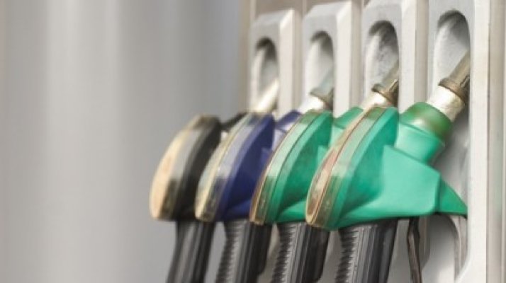 S-a scumpit benzina, s-a ieftinit motorina